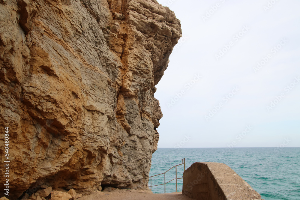 Fototapeta premium Un camino costero discurre a pie de acantilado