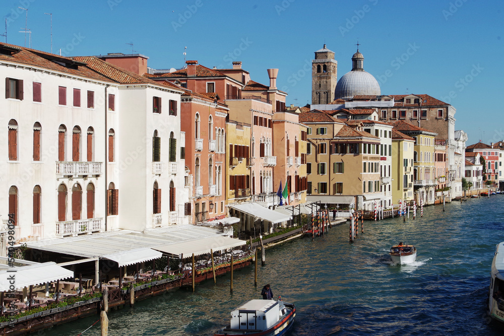 Le grand Canal à Venise avec les monuments et immeubles