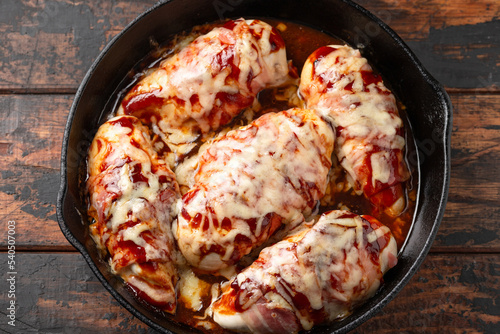 Obraz na plátně English Pub Classic Hunters Chicken in iron cast pan