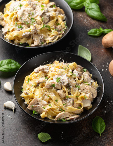 Foto Creamy Alfredo pasta with chicken, mushrooms and parmesan cheese