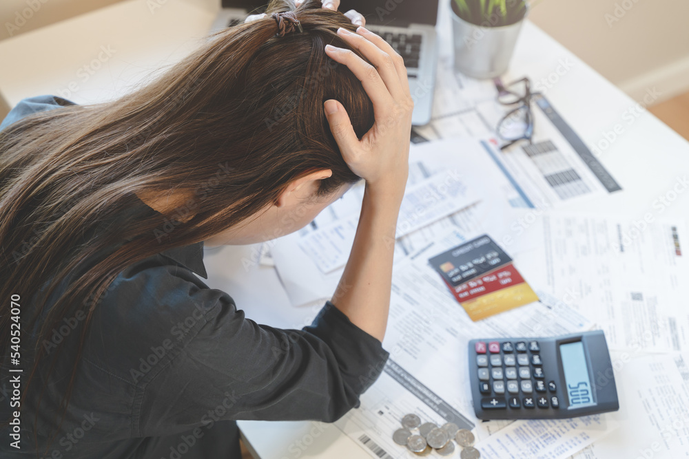 Φωτογραφία stressed young asian woman trying to find money to pay credit card debt