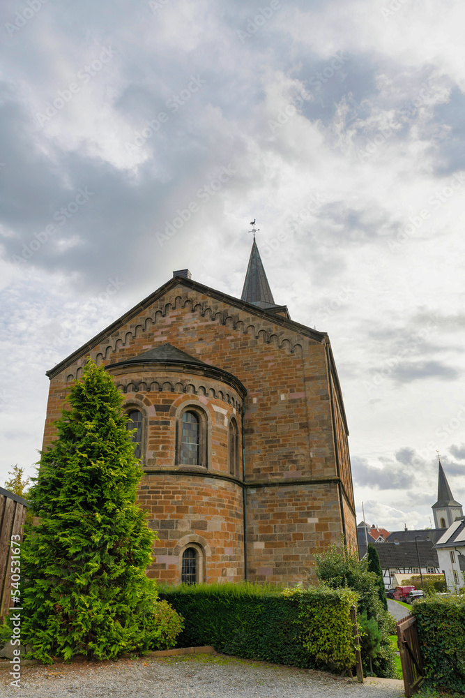 Ansicht der Kirche vom Friedhof in Wülfrath aus