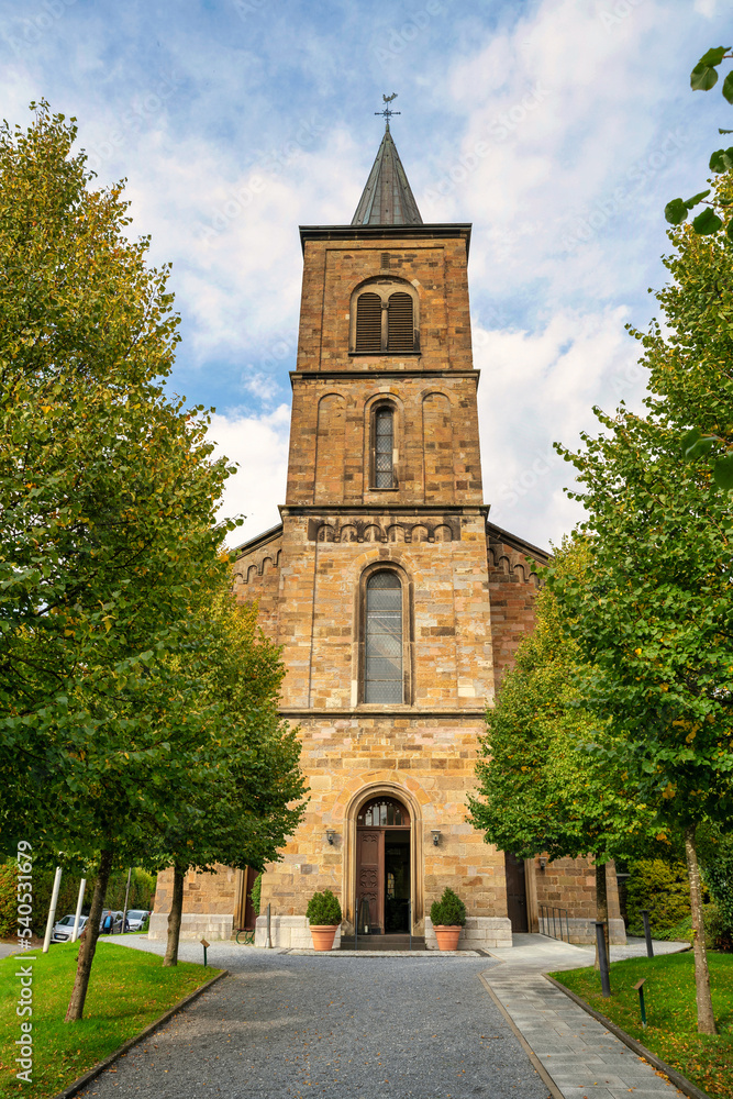 schöne alte Kirche neben dem Friedhof in Wülfrath