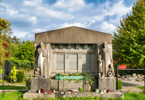 Monumentales altes Familiengrab auf einem Friedhof in Wülfrath