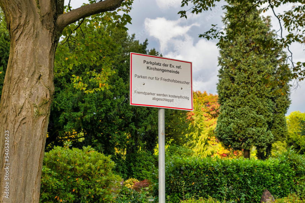 Hinweisschild auf einem Friedhof in Wülfrath