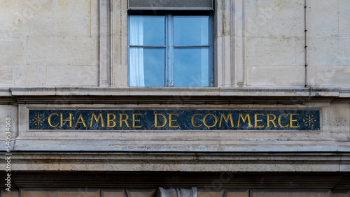 Enseigne sur laquelle est écrit "Chambre de Commerce", Paris, France. Une chambre de commerce est chargée de représenter les intérêts des entreprises commerciales, industrielles et de services