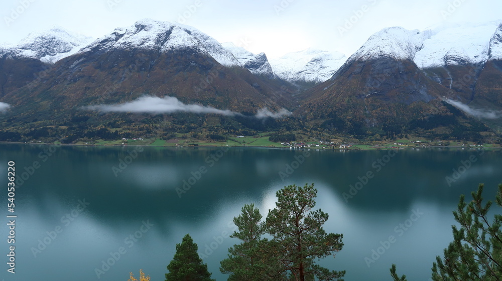 Berge, Fjord und Baumwipfel in Norwegen