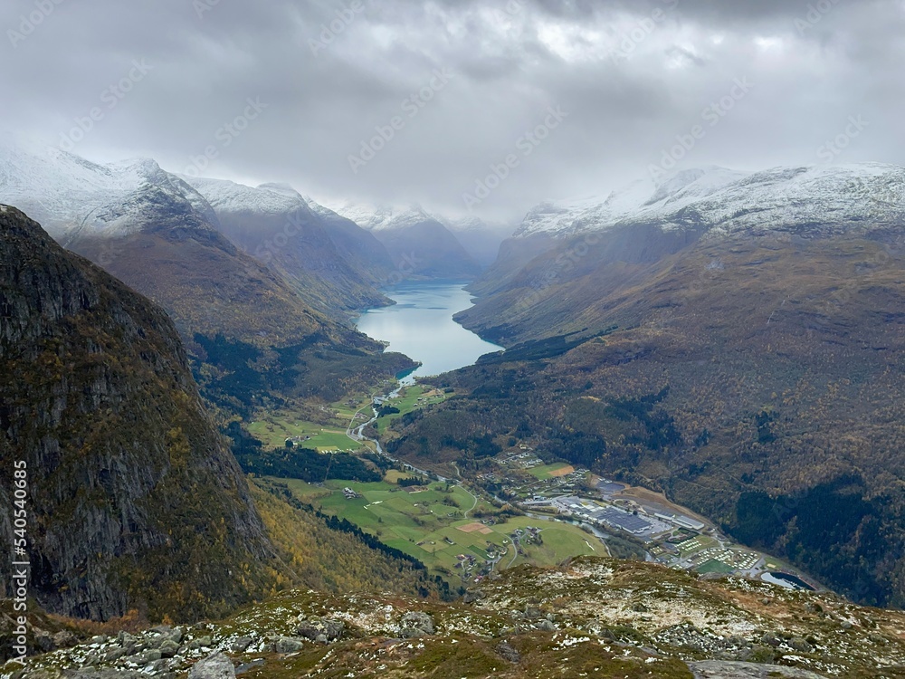 Fototapeta premium Loen: Blick auf den Geirangerfjord 