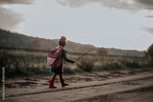 Mała dziewczynka idzie sama do szkoły