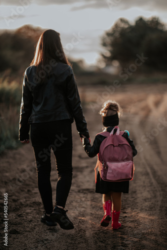 Obraz na płótnie Mama odebrała córkę z przedszkola i idą razem do domu w salonie
