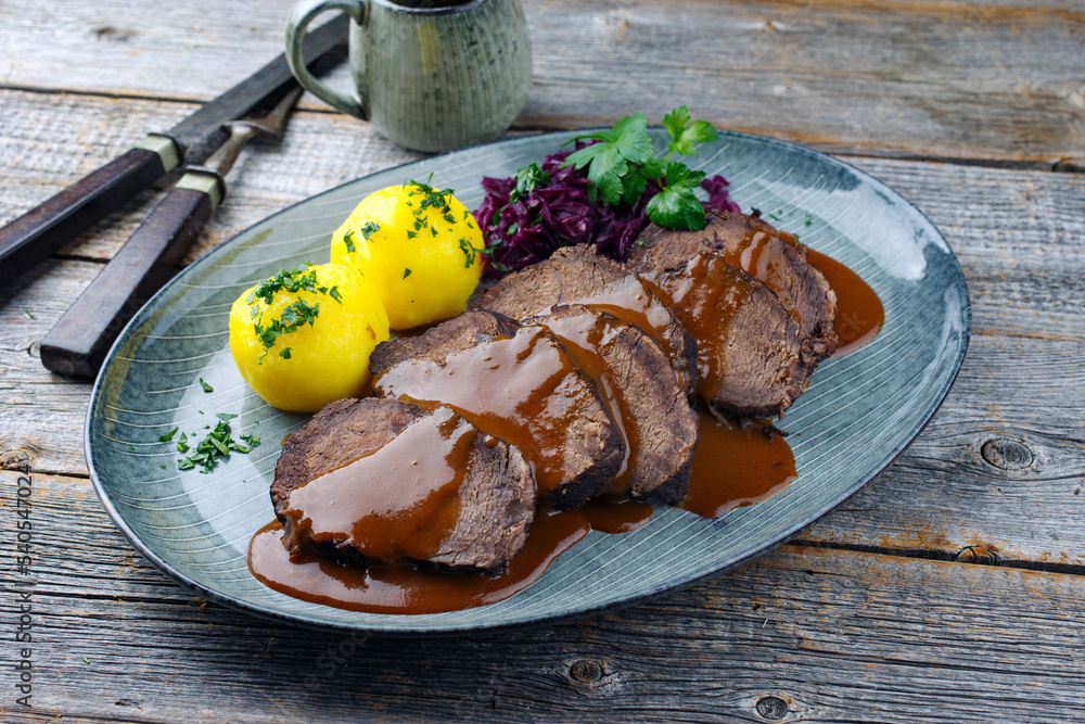 Traditionell geschmorter Sauerbraten vom Rind mit Blaukraut und ...