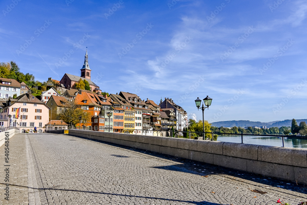 Obraz premium Laufenburg, Laufenburg Baden, Altstadt, Heilig Geist, Kirche, Laufenbrücke, Rhein, Rheinuferweg, Altstadthäuser, Herbst, Herbstsonne, Baden-Württemberg, Deutschland