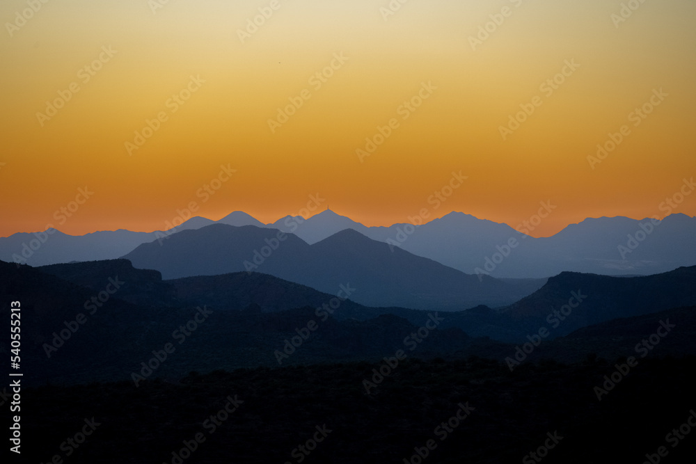 Fototapeta premium Sunset on the Superstition Mountains in Arizona