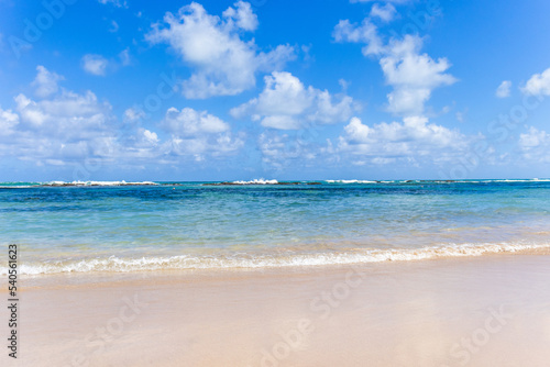 Praia paradisíaca com água azul e céu limpo em Porto de Galinhas, Brasil