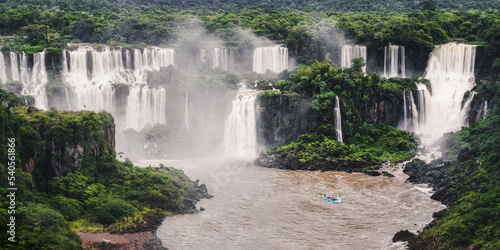 Quedas de Foz do Iguaçu, parque nacional do iguaçu com barco próximo da cachoeira photo