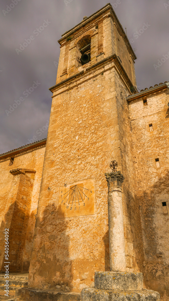 Fototapeta premium Reloj solar en un torreón de una ermita o convento de 1880 en plena montaña, en Bocairente