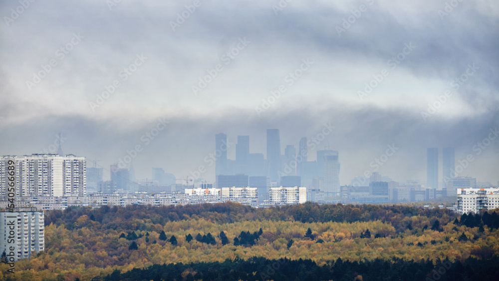Obraz premium Smoke from a fire over the roofs of city buildings, top view