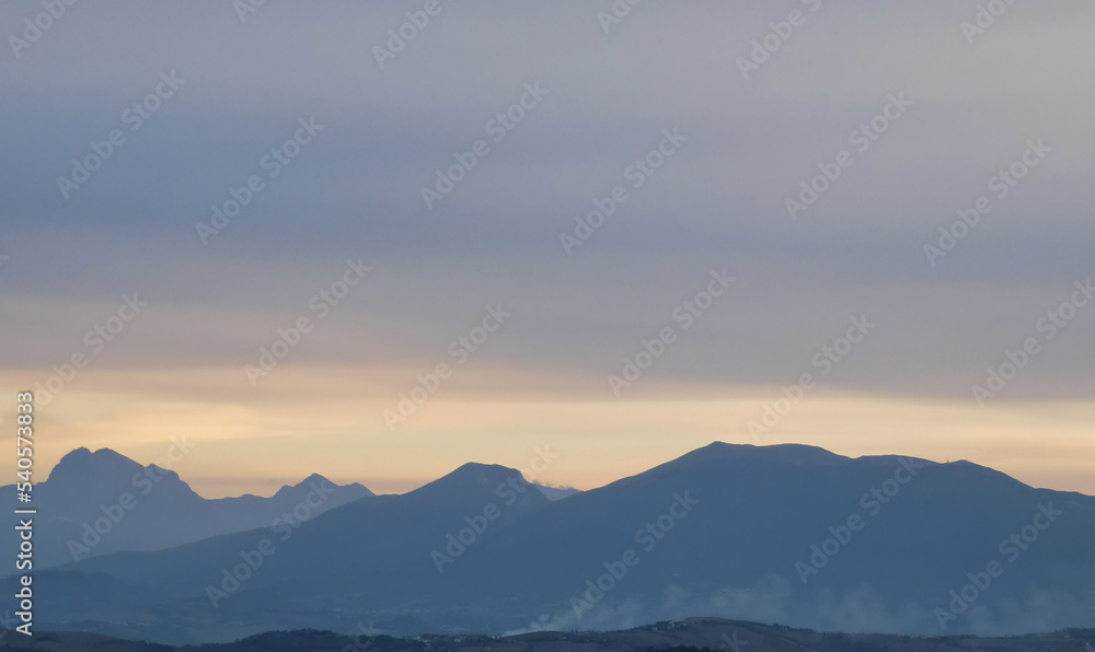 Monti Appennini sotto a un cielo di nuvole grigie Monti Appennini sotto a un cielo di nuvole grigie