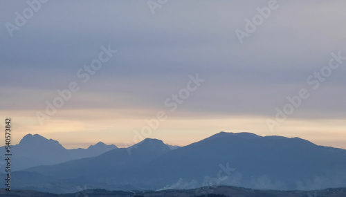 Monti Appennini sotto a un cielo di nuvole grigie