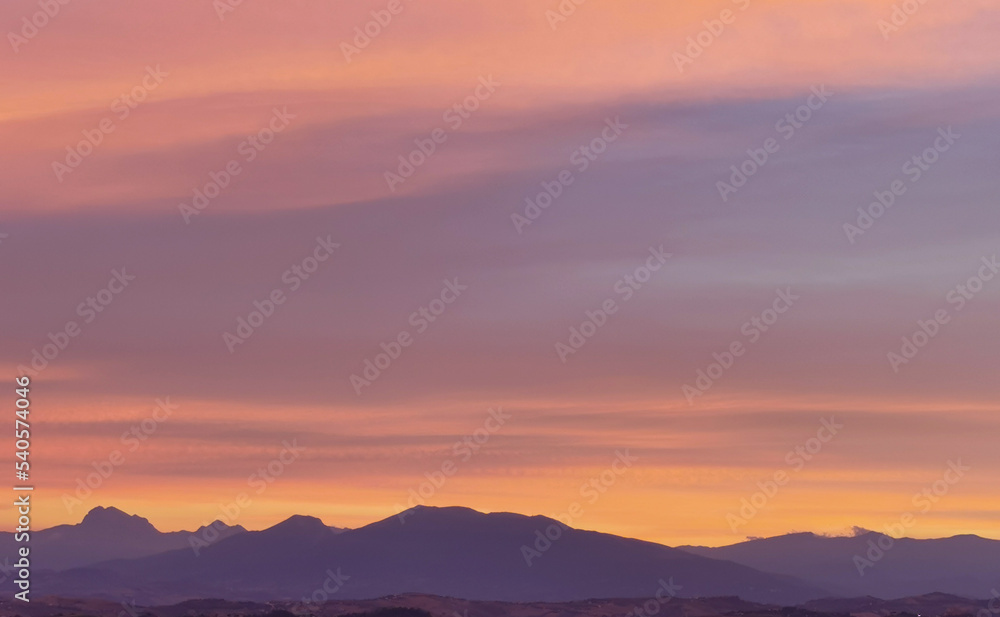 Rosso tramonto sopra i monti Appennini