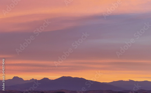 Rosso tramonto sopra i monti Appennini © GjGj