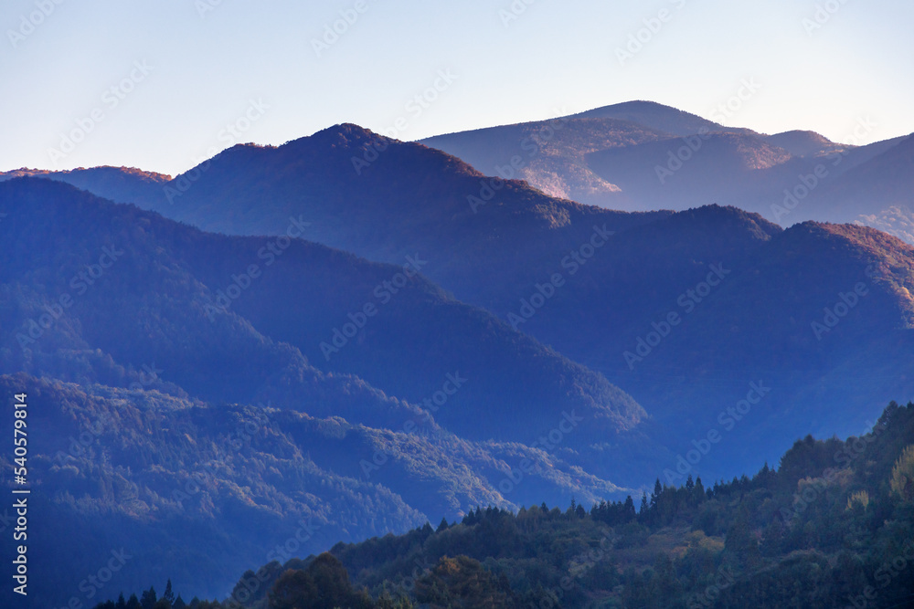 清々しい朝日を浴びた山の風景