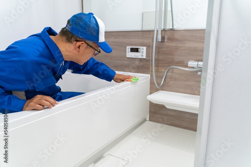 バスルームの清掃をするハウスクリーニングの男性作業員 photo