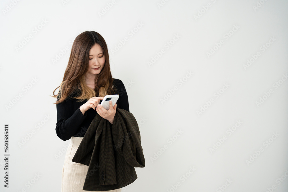 携帯電話を使う女性 携帯電話を使う女性