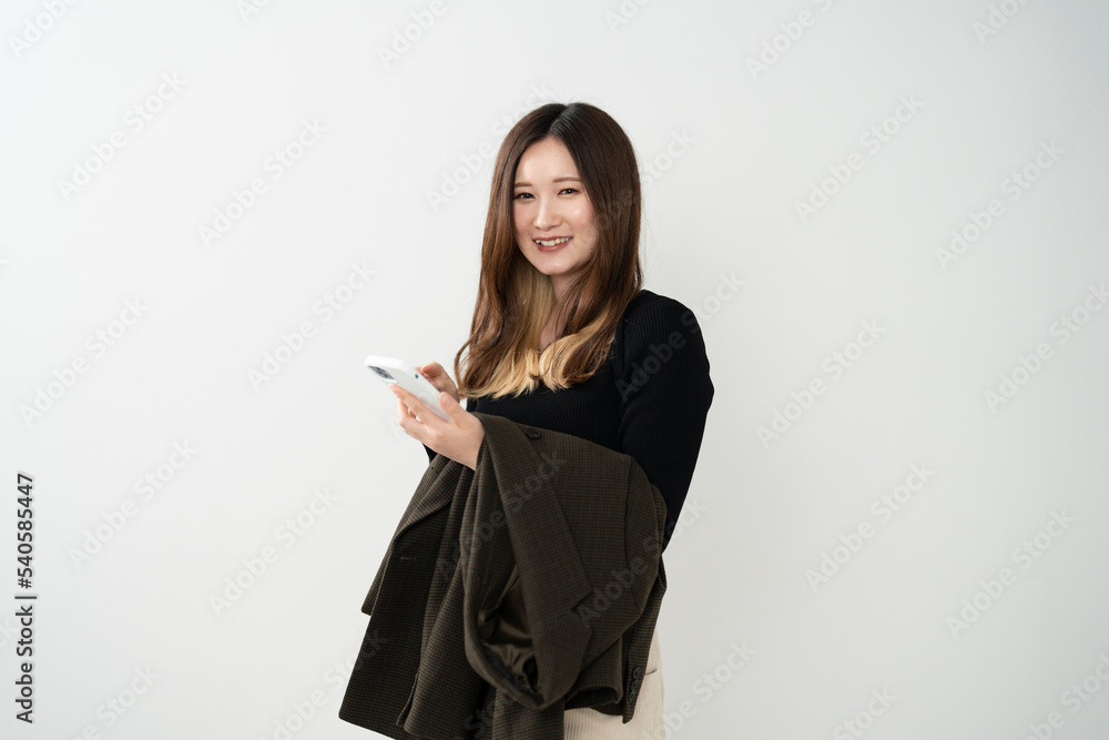 携帯電話を使う女性 携帯電話を使う女性