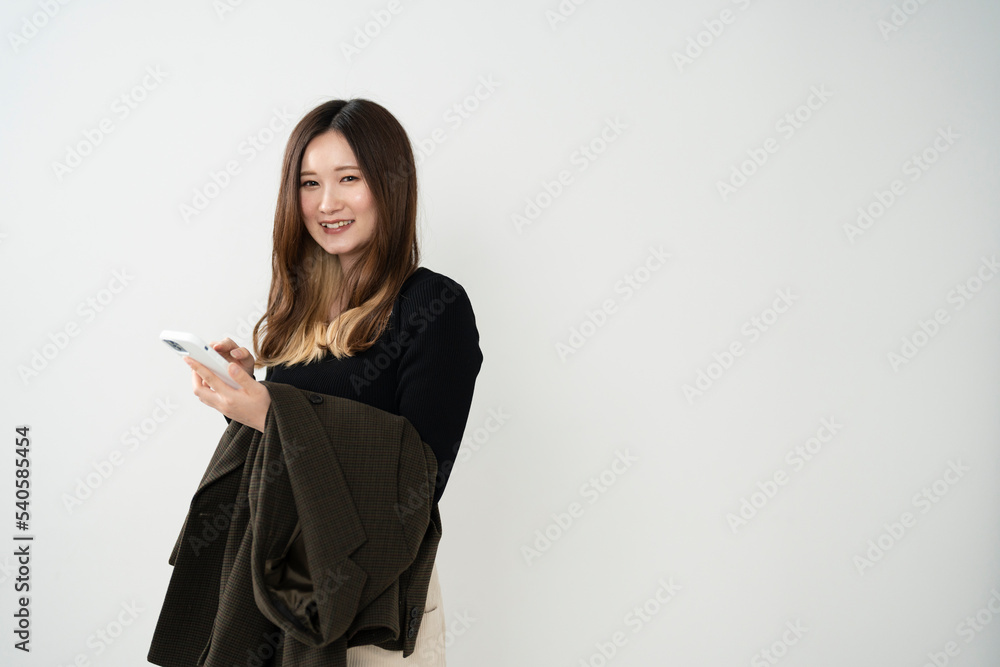 携帯電話を使う女性 携帯電話を使う女性