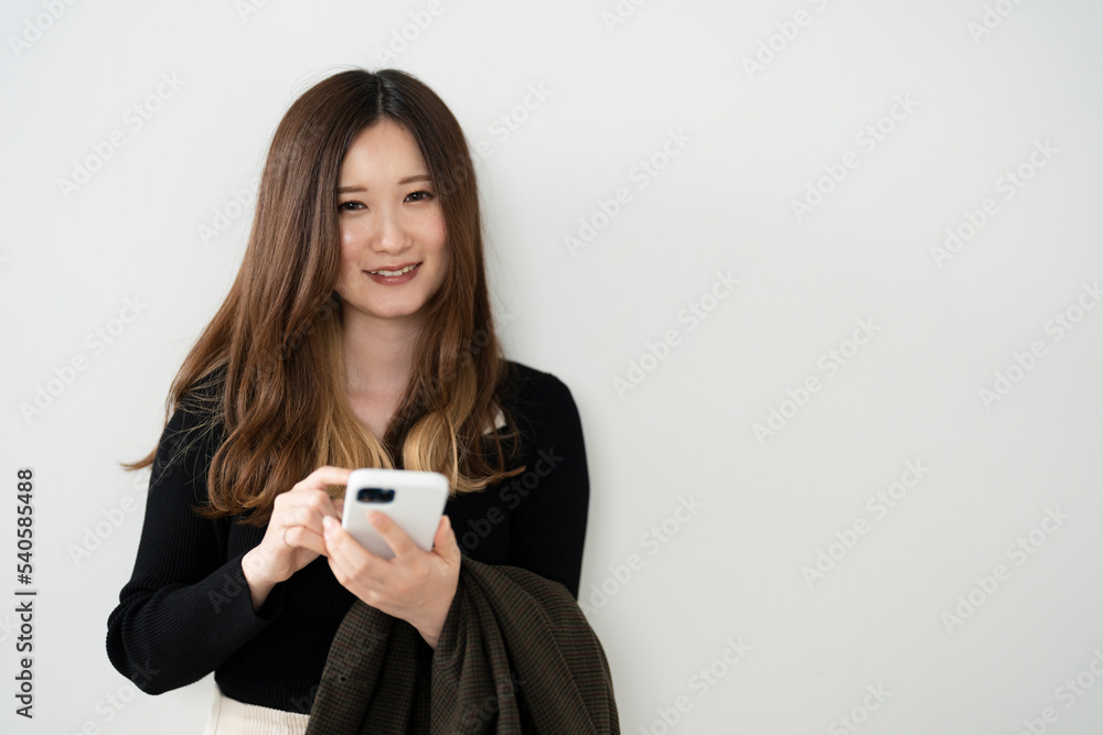 携帯電話を使う女性 携帯電話を使う女性