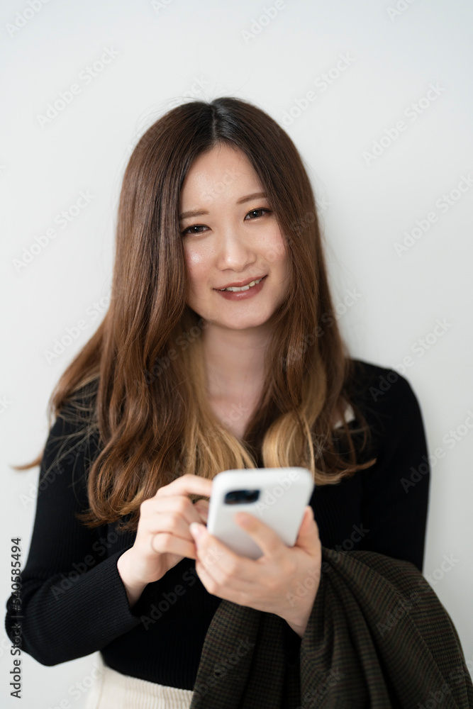 携帯電話を使う女性 携帯電話を使う女性