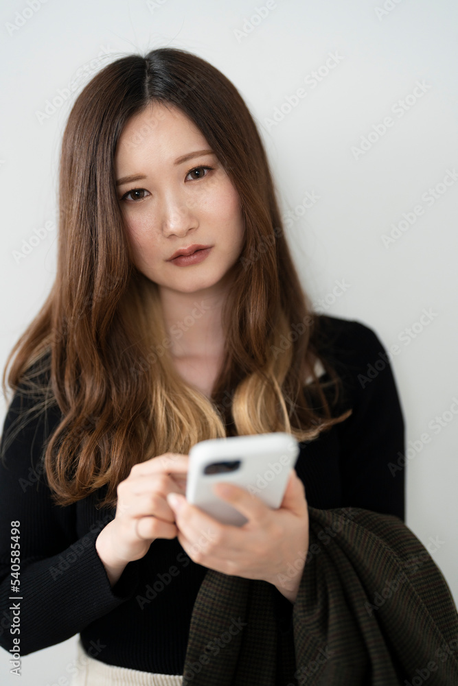 携帯電話を使う女性 携帯電話を使う女性