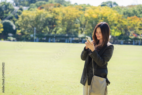 森林公園を散策する女性