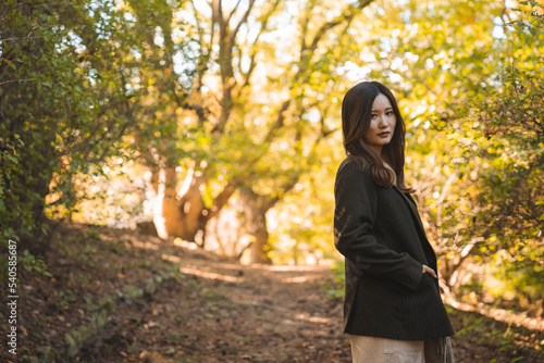 森林公園を散策する女性