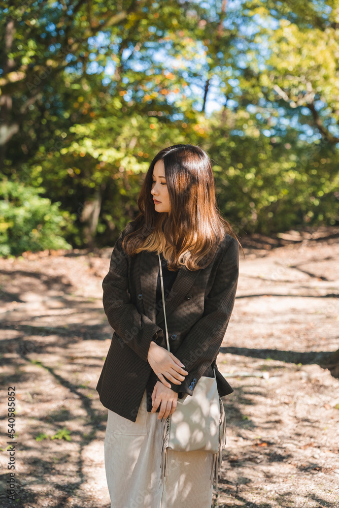 森を散策する女性