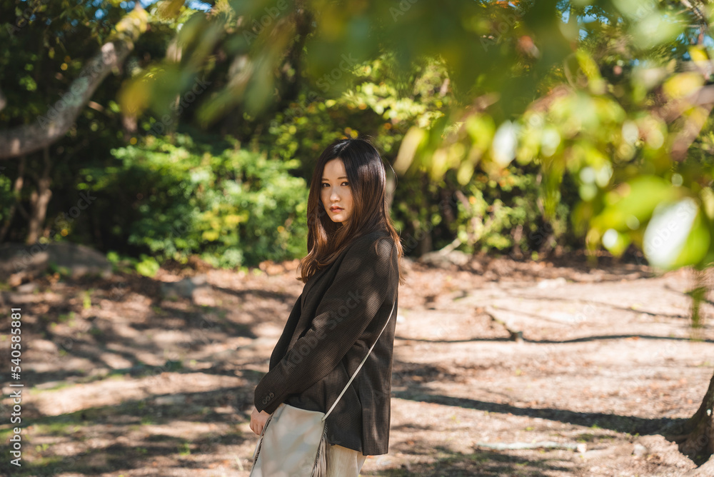 森を散策する女性 森を散策する女性