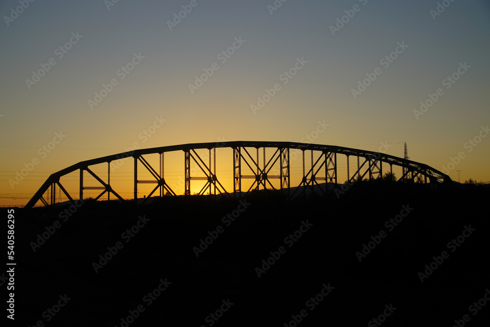 鉄橋の夕暮れ