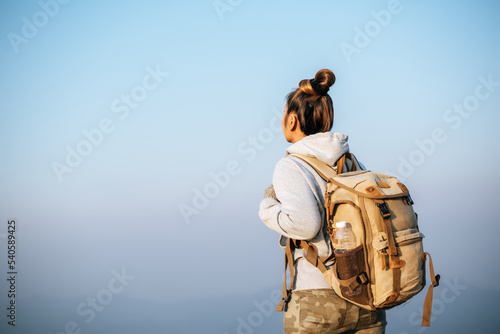 Fotografia Portrait of Asian young tourist woman is hiking on the top of the mounting and l