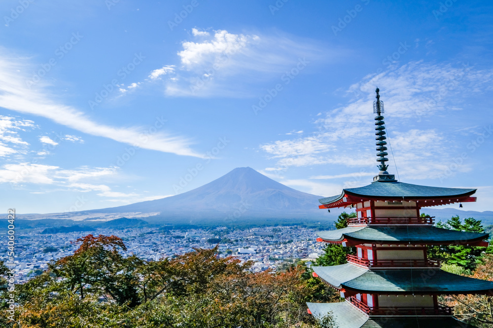 山梨県富士吉田市新倉山からの五重塔と富士山
