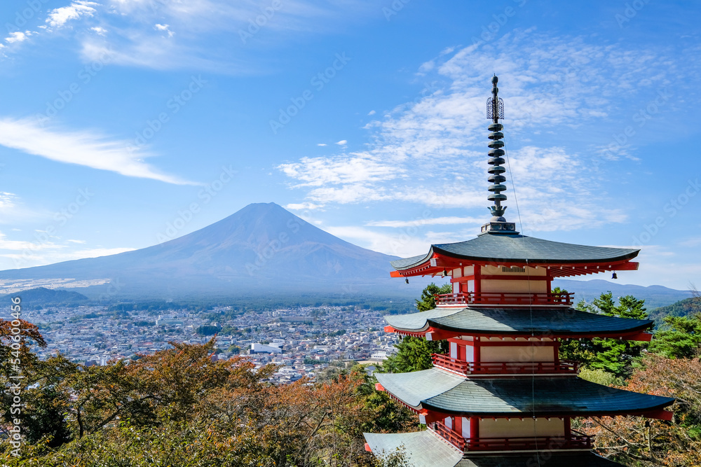 Obraz premium 山梨県富士吉田市新倉山からの五重塔と富士山
