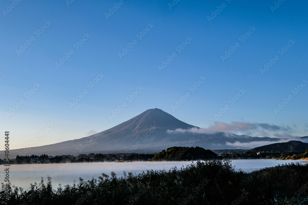 早朝の山梨県河口湖と富士山 早朝の山梨県河口湖と富士山