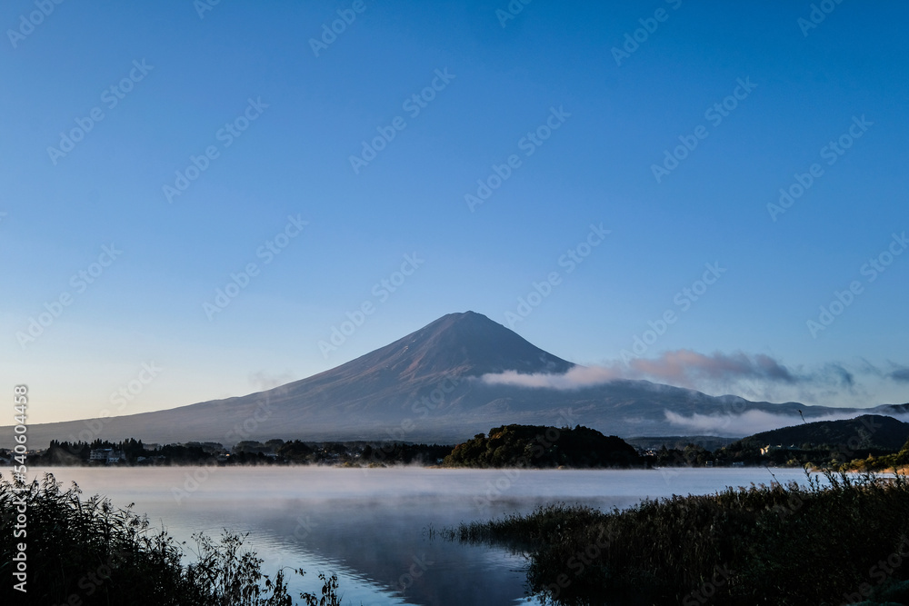 早朝の山梨県河口湖と富士山 早朝の山梨県河口湖と富士山
