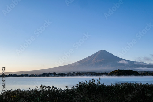 早朝の山梨県河口湖と富士山