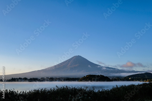 早朝の山梨県河口湖と富士山 © Kazu8