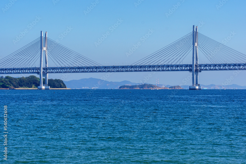 Fototapeta premium 日本の瀬戸内海に掛かる瀬戸大橋の写真