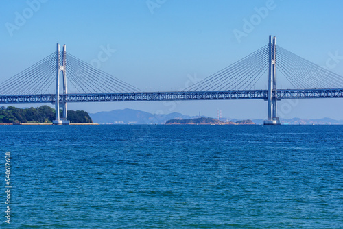 日本の瀬戸内海に掛かる瀬戸大橋の写真 © hakuto