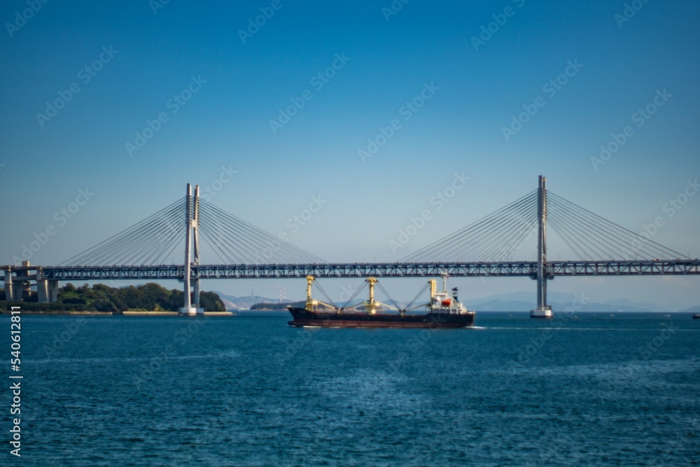 Naklejka premium 日本の瀬戸内海に掛かる瀬戸大橋の写真