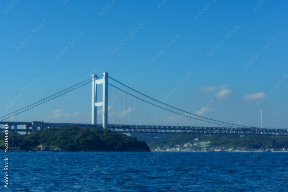 日本の瀬戸内海に掛かる瀬戸大橋の写真