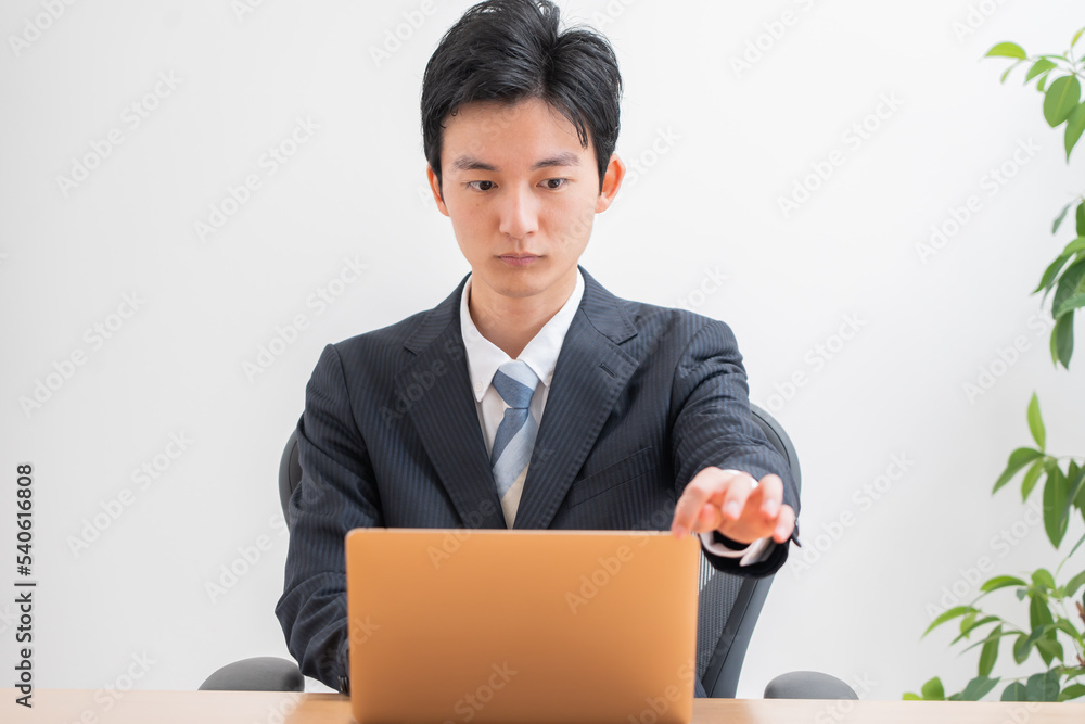 パソコン作業をする若い日本人男性